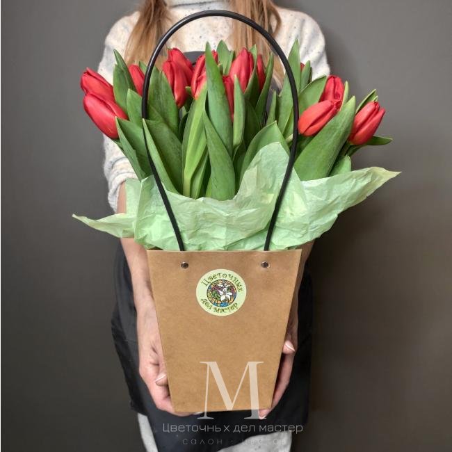 Букет тюльпанов «Презент» от интернет-магазина «Цветочных дел Мастер»