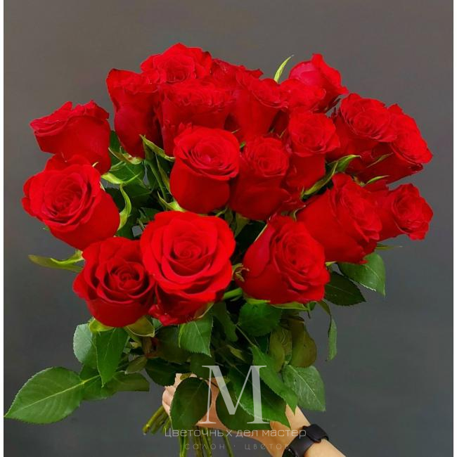 Букет «17 красных роз» от интернет-магазина «Цветочных дел Мастер»