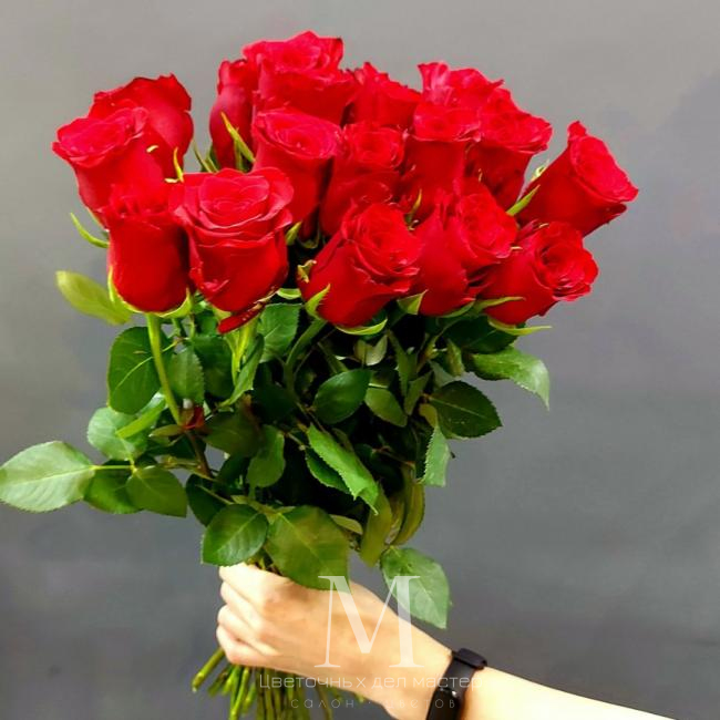 Букет «17 красных роз» от интернет-магазина «Цветочных дел Мастер»
