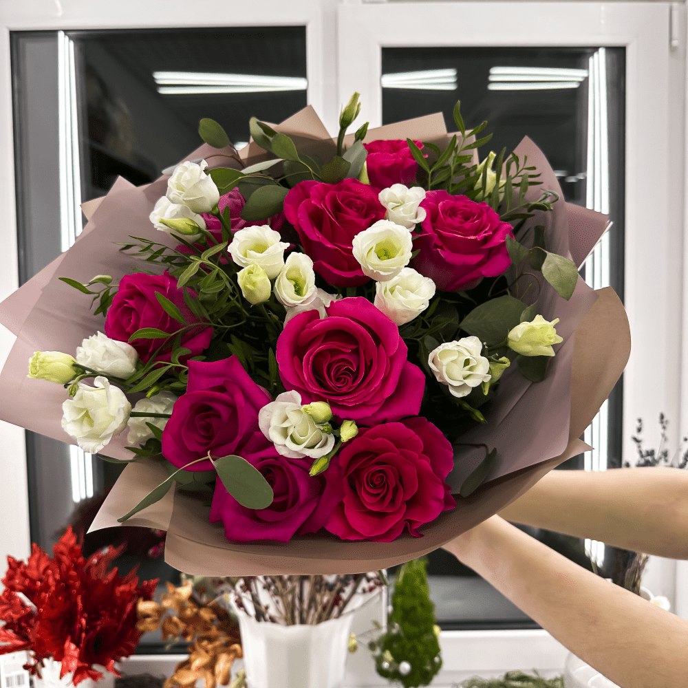 Букет с розой и эустомой