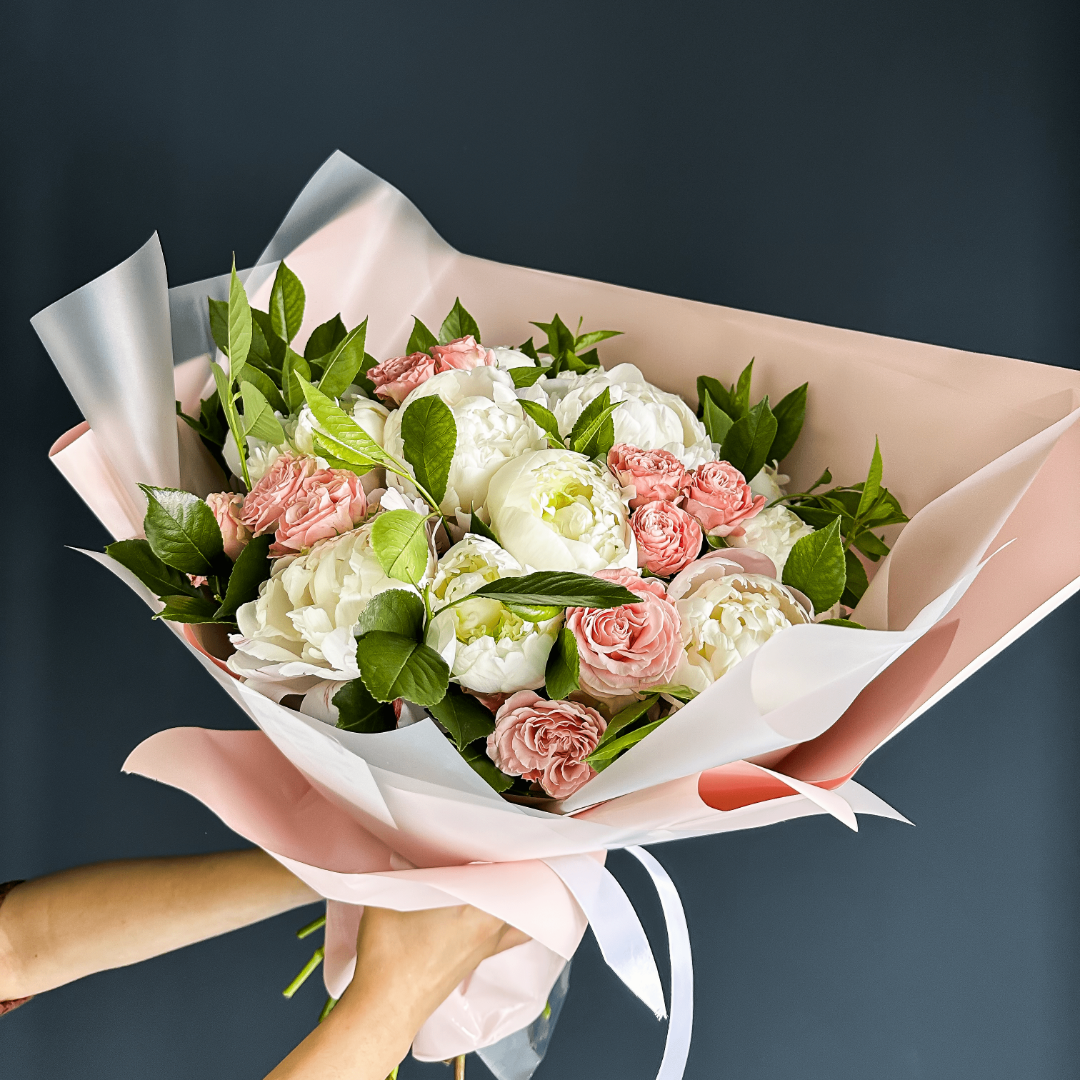 Букет с кустовой розой и пионами