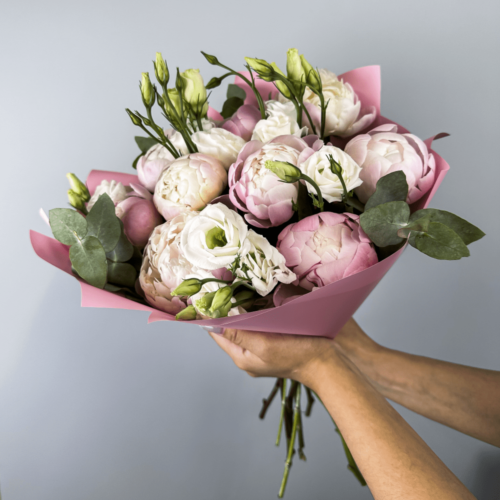 Букет с пионами и эустомами