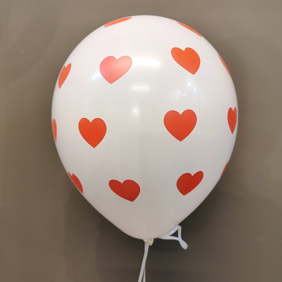 Шарик белый «С сердечками»